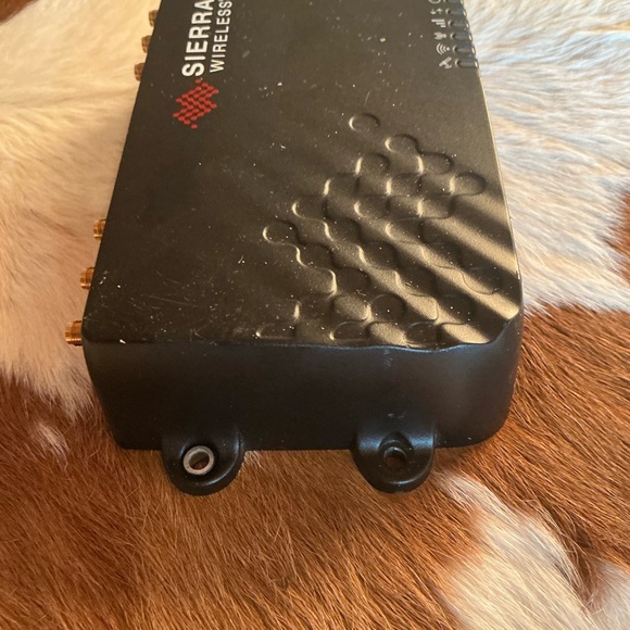 AirLink MP70 Black Wireless Router - Picture 3 of 5